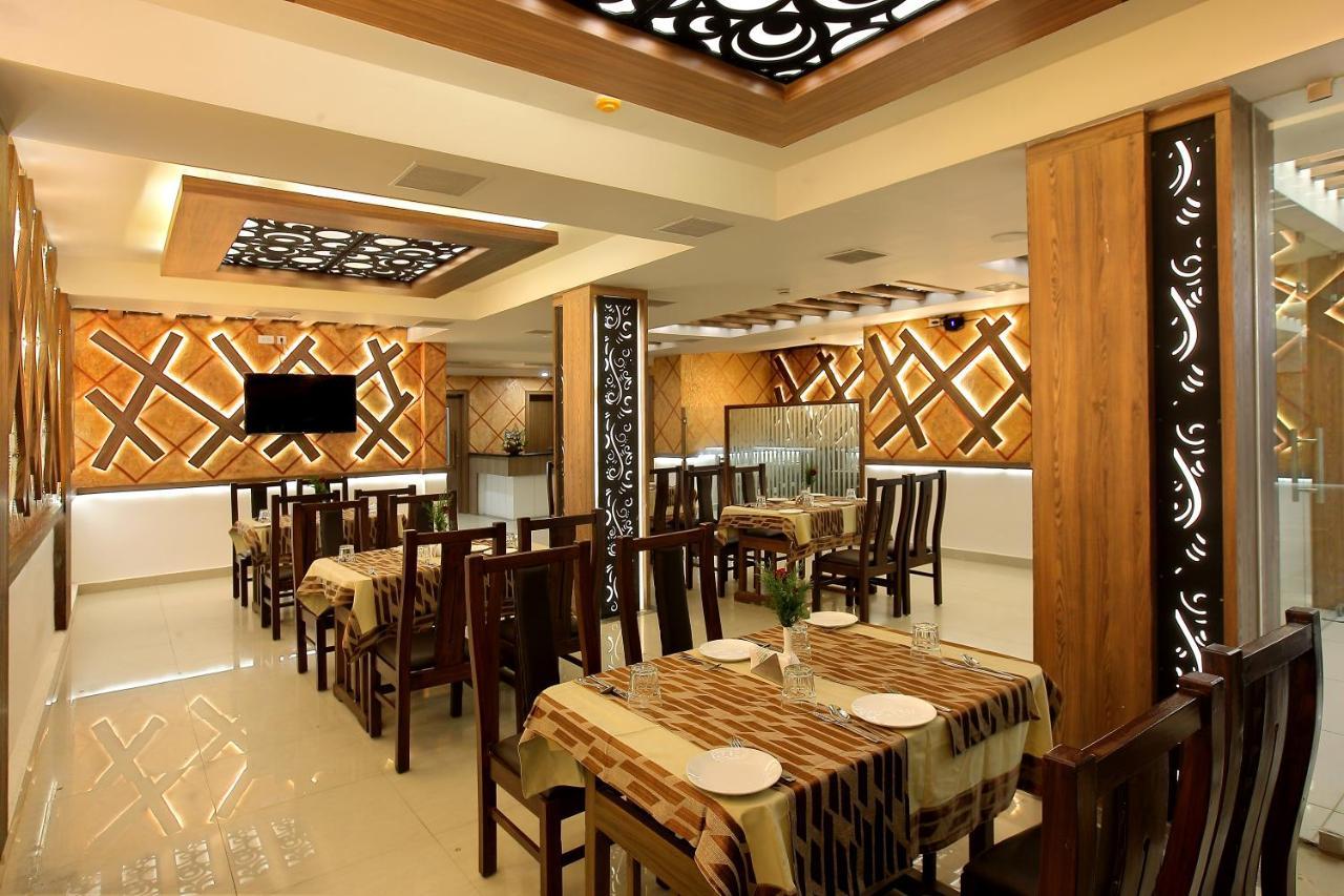 Hotel Heyday Pathanamthitta ภายนอก รูปภาพ