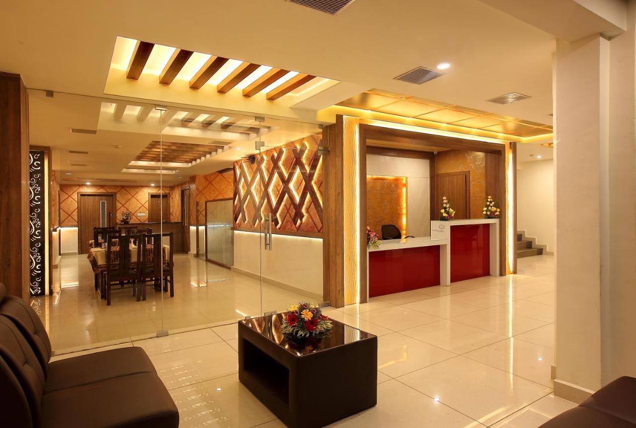 Hotel Heyday Pathanamthitta ภายนอก รูปภาพ